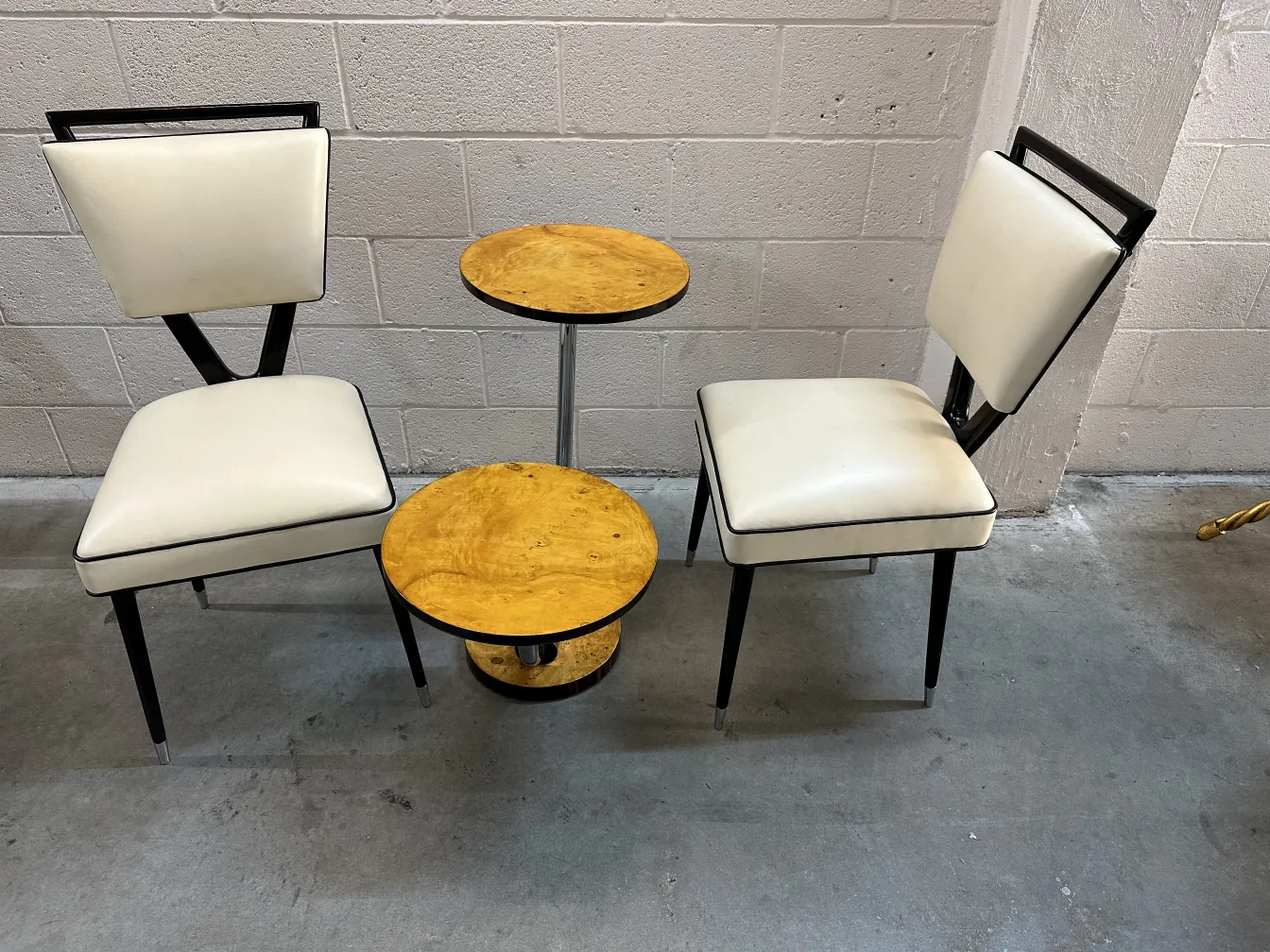 Conjunto de 2 sillas antiguas y una mesa redonda pequeña