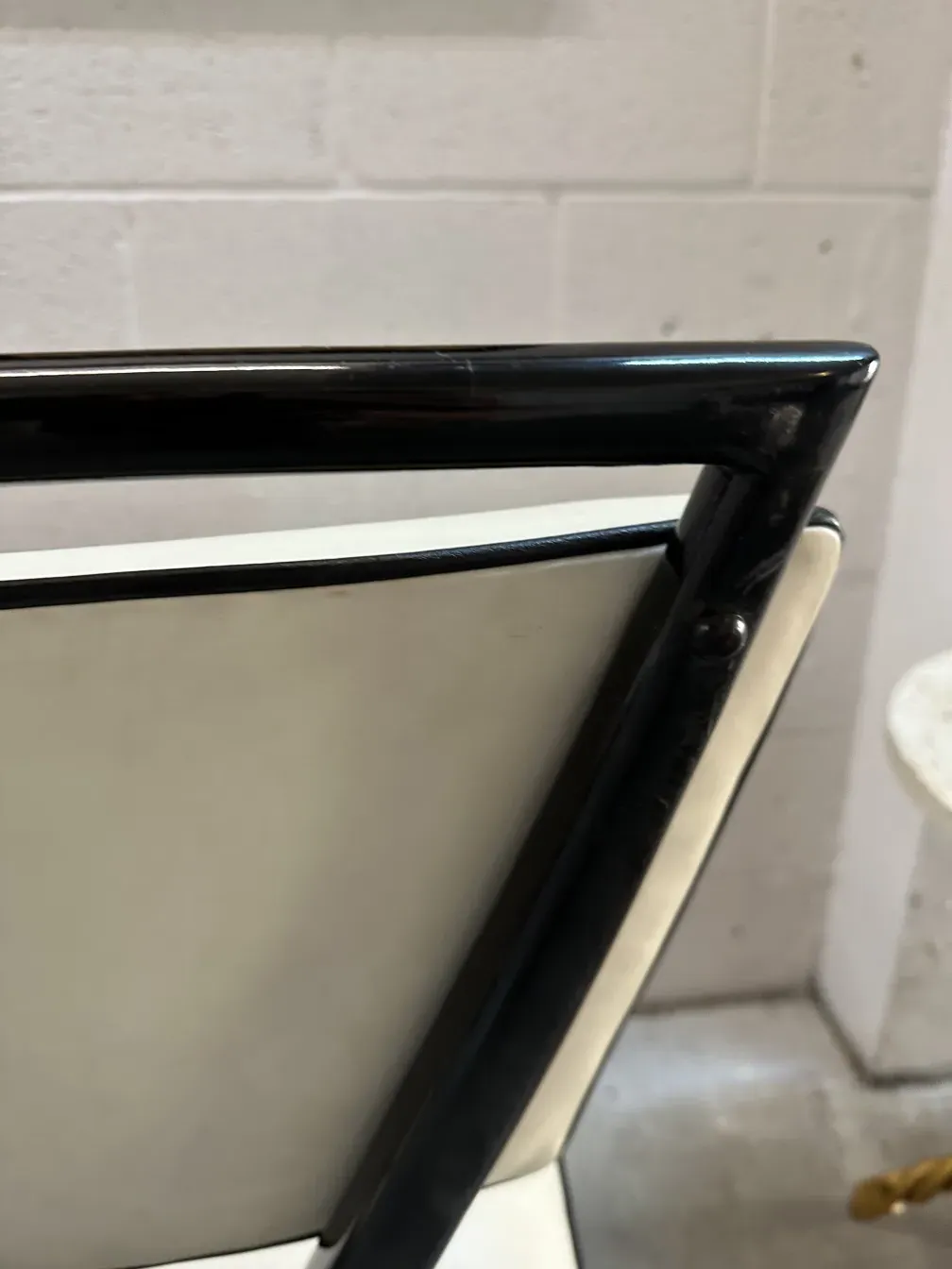 detalhe de duas cadeiras antigas carlo mollino com estrutura elegante em um ambiente moderno