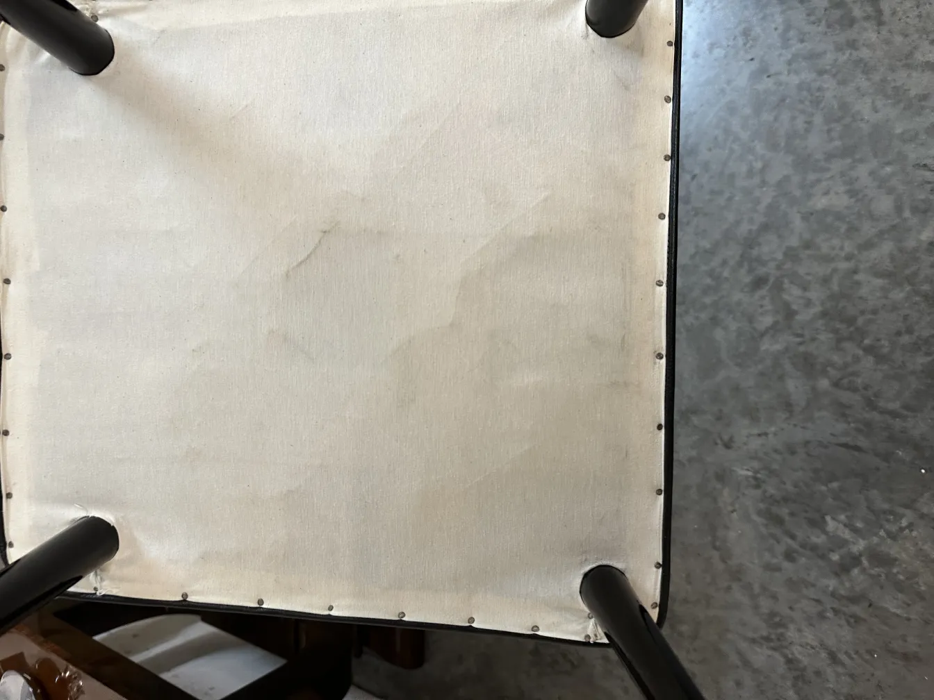 从上方看两把古董椅子在简约环境中