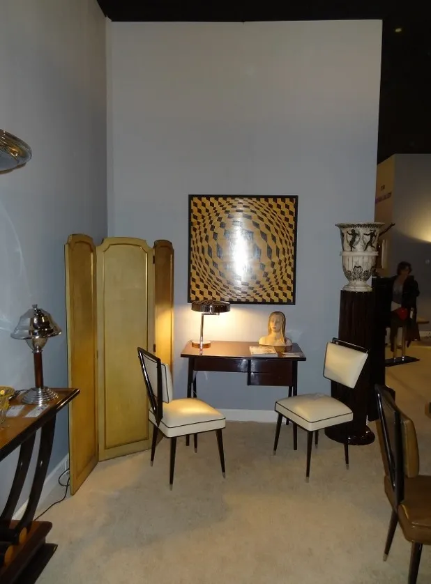 due sedie antiche con design elegante in una stanza