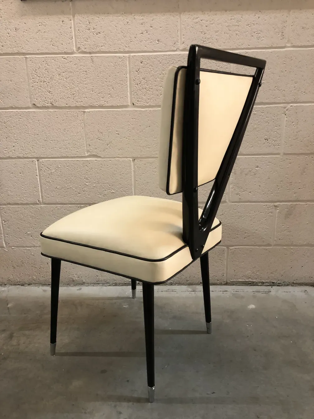 2 chaises anciennes empilées avec un design moderne, fond uni