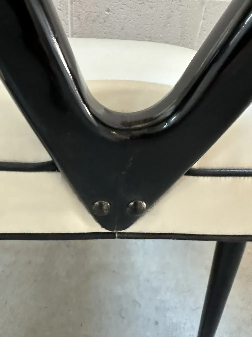 2 कुर्सियों की विस्तृत दृष्टि प्राचीन कार्लो मोलिनो विशेष डिजाइन के साथ।