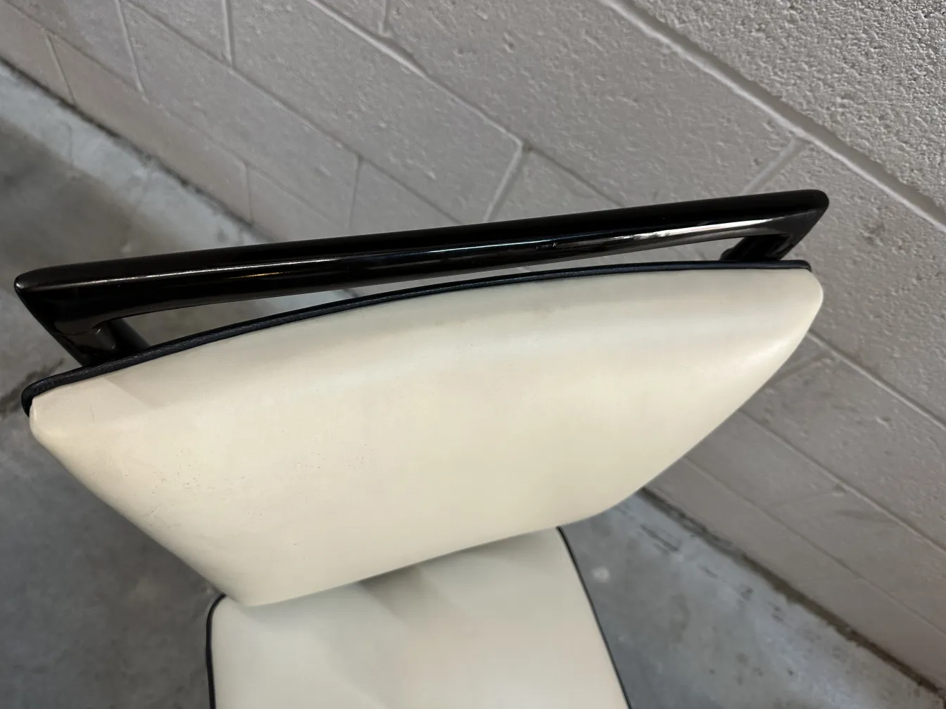 dos sillas antiguas con un diseño elegante y minimalista en un fondo gris