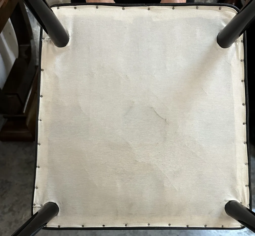 Vista inferiore di 2 sedie antiche, con cuscino chiaro e bordi decorativi