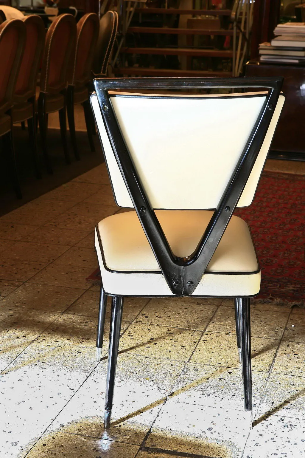 Deux chaises anciennes au design distinctif dans le décor