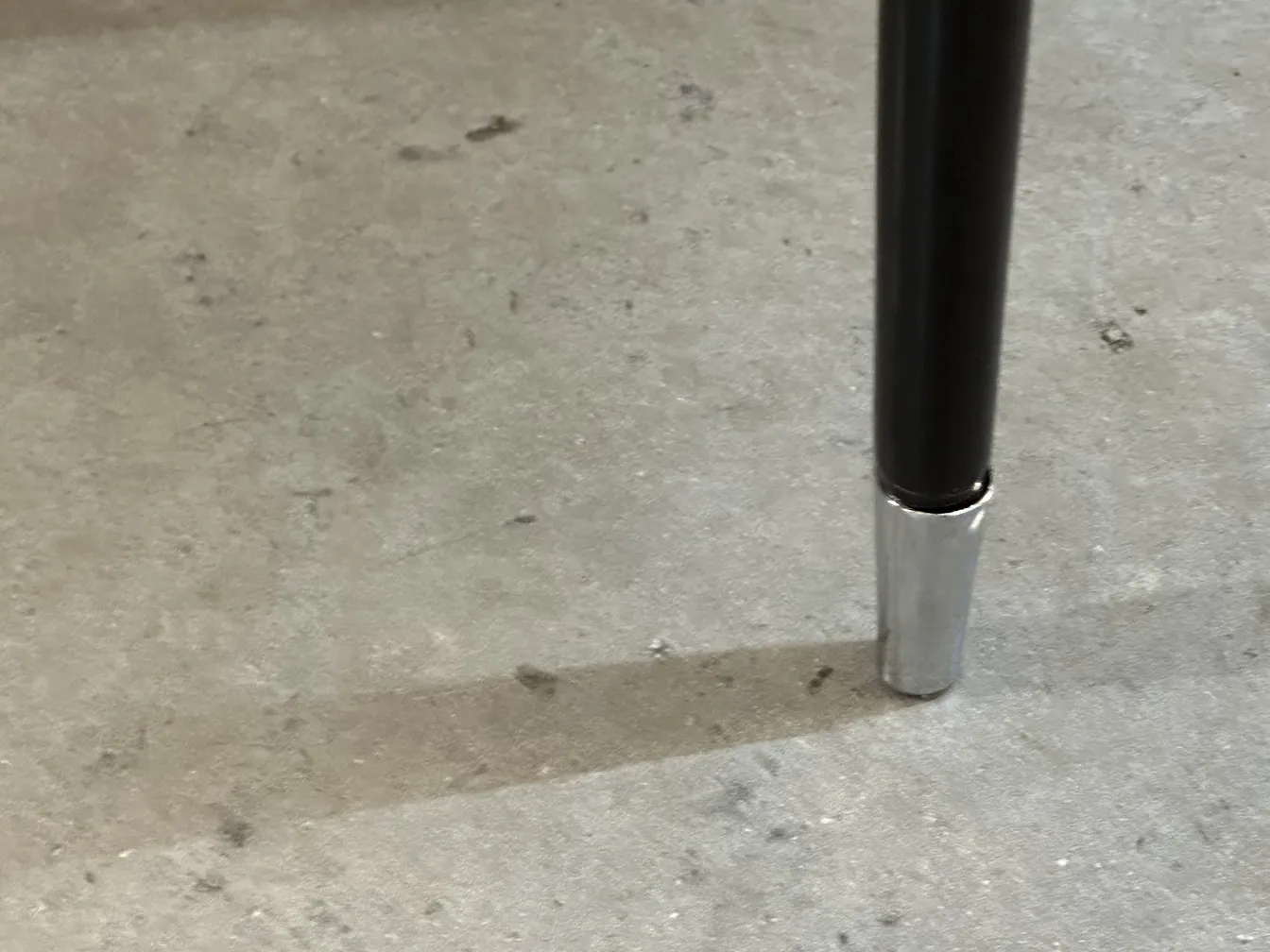 dos sillas antiguas con patas en metal y un diseño elegante