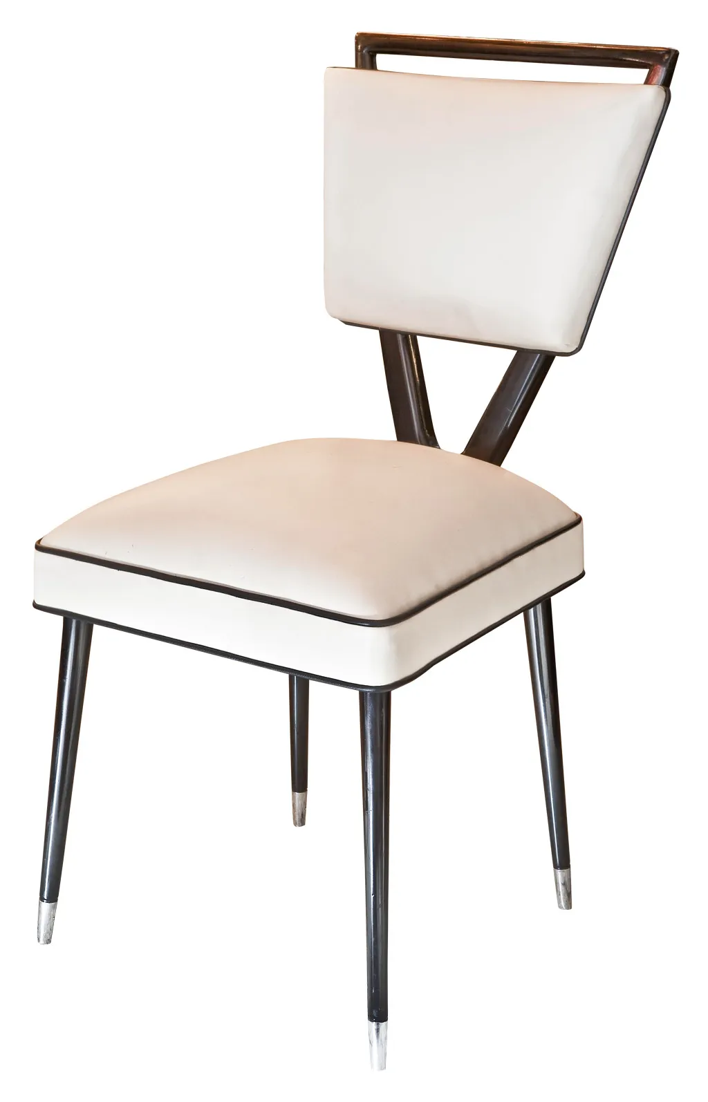 Deux chaises anciennes avec design distinctif de carlo mollino