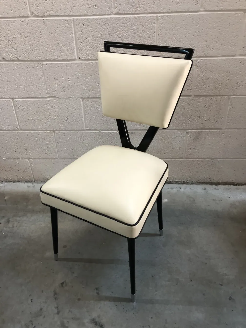 Deux chaises anciennes avec un design moderne sur fond gris