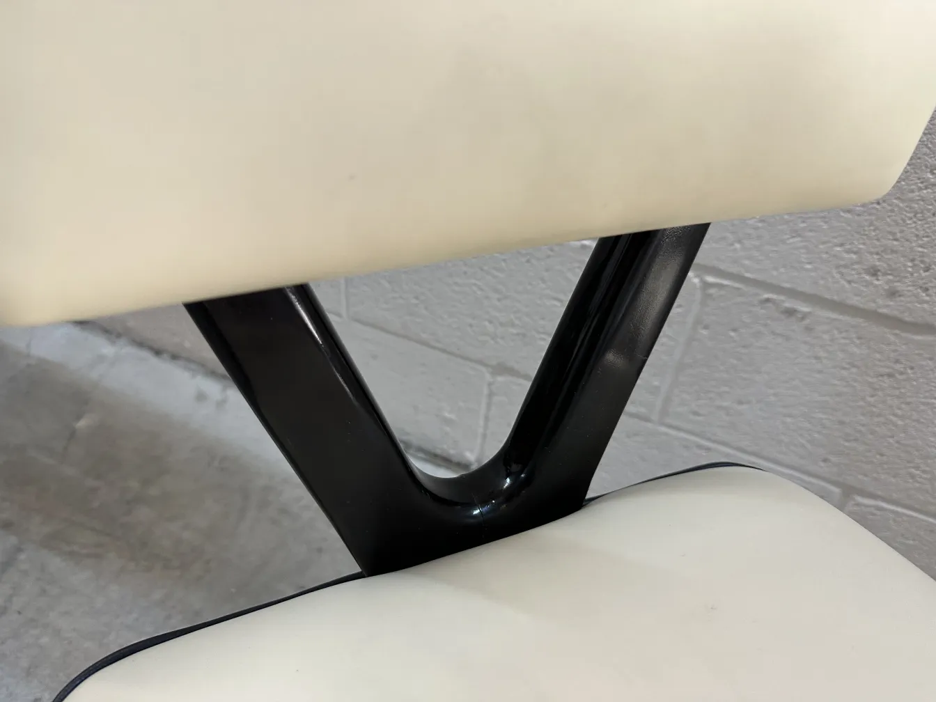 Detalhes de 2 cadeiras antigas com design elegante em um ambiente claro.