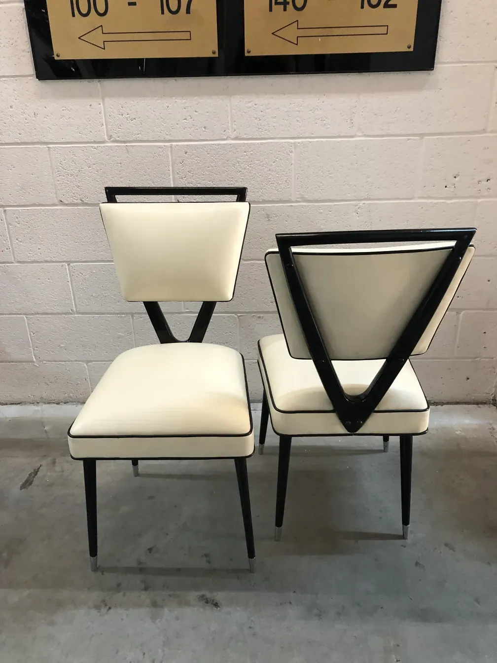 2 chaises anciennes au design épuré, dans une pièce claire