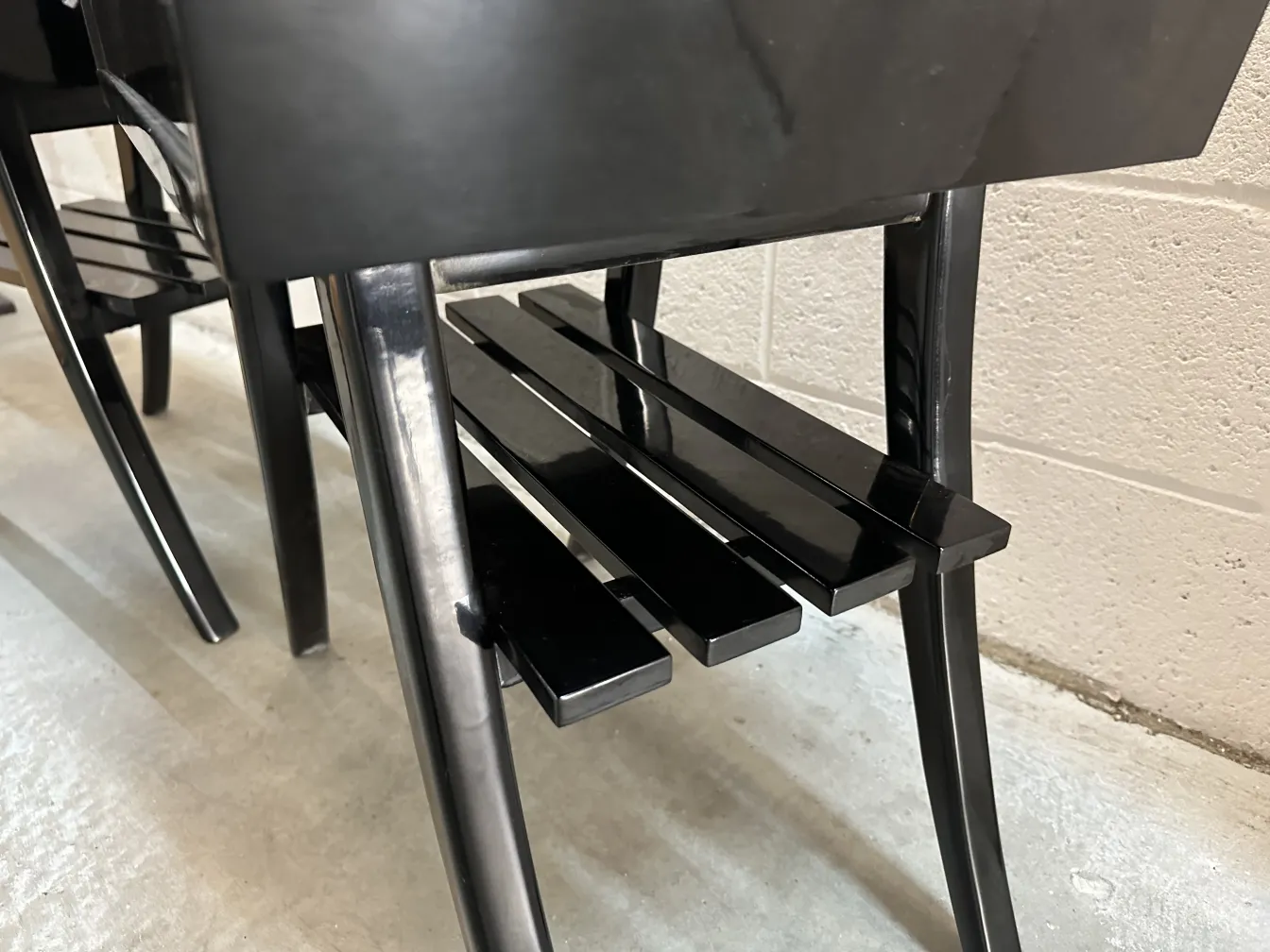 Tables de chevet anciennes avec des pieds élégants et un design attrayant.
