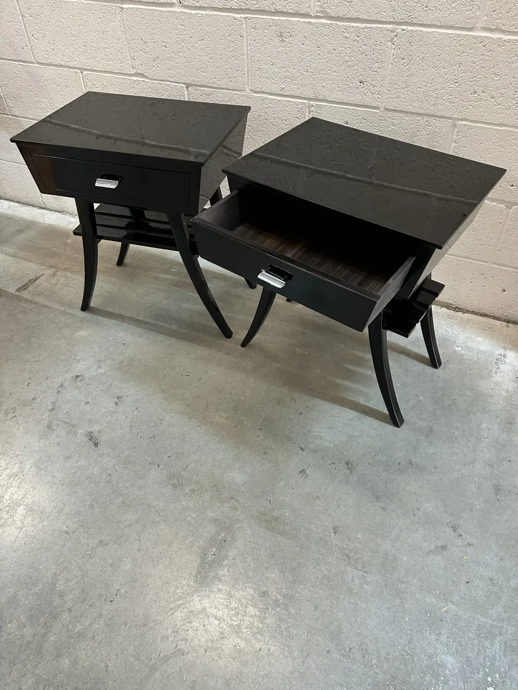 Comodini antichi neri con cassetto, ambiente moderno.