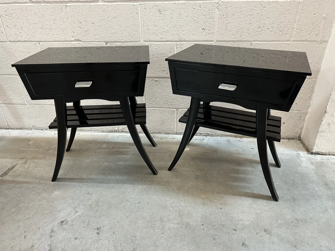 Comodini antichi con design semplice ed elegante