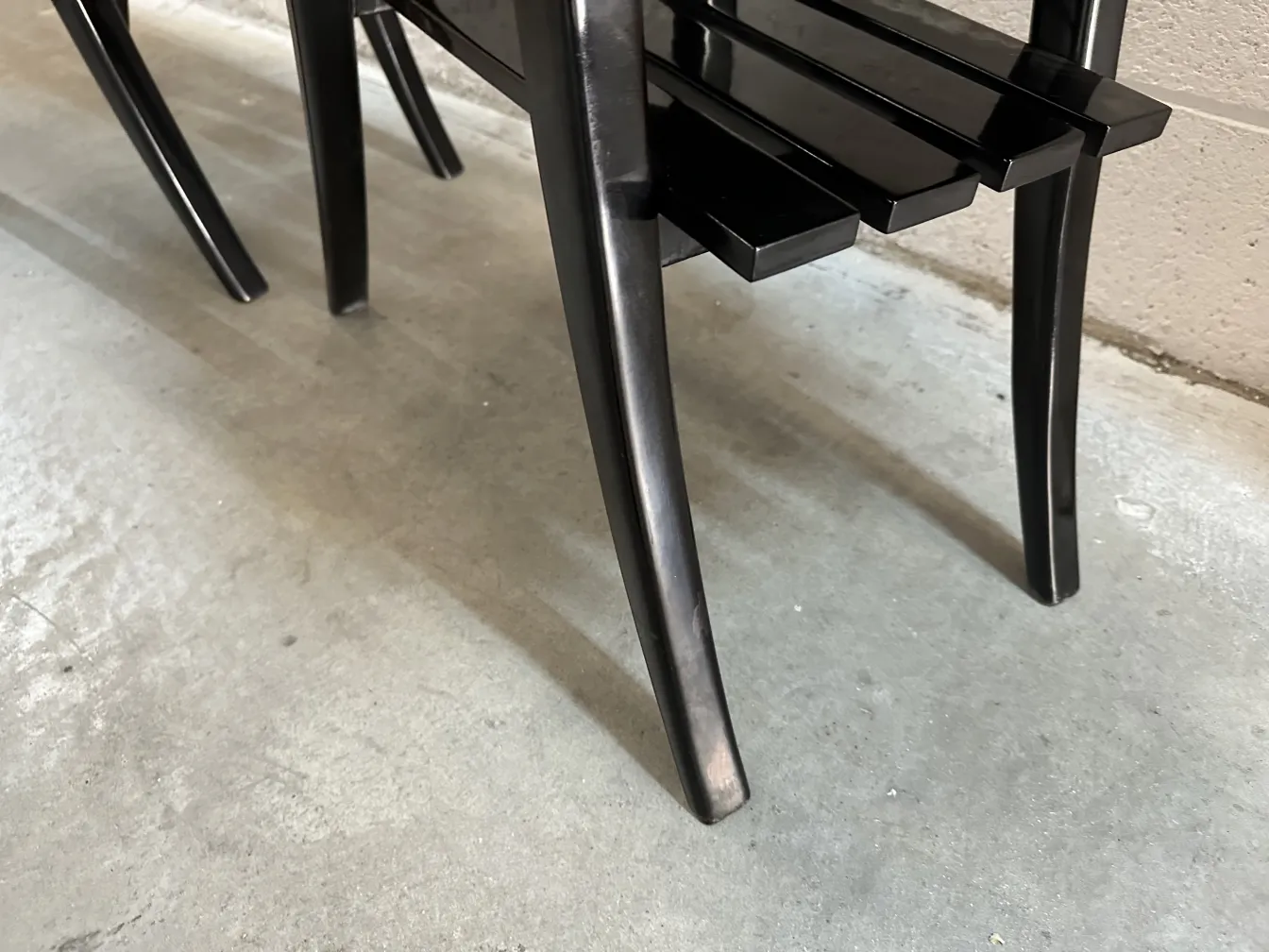 comodino antico con gambe eleganti in un ambiente moderno