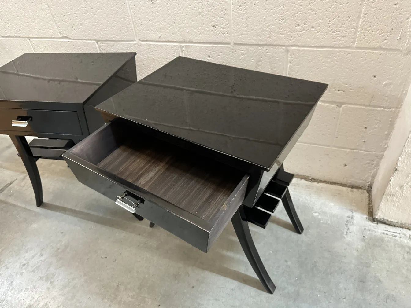 tables de chevet anciennes avec surfaces brillantes et tiroirs ouverts