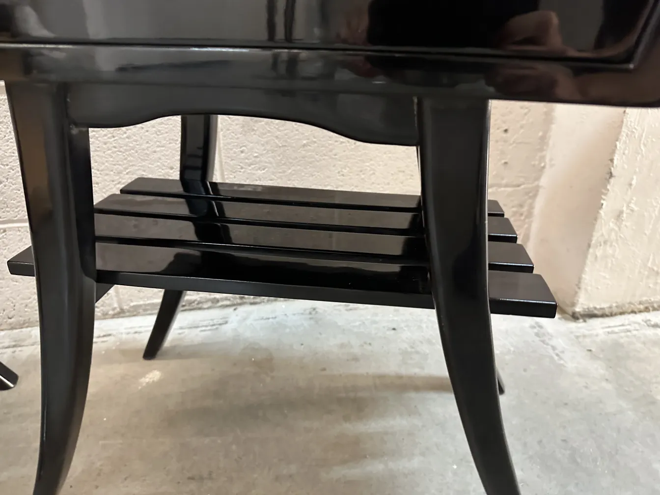 criado-mudo antigo com design elegante e prateleira inferior