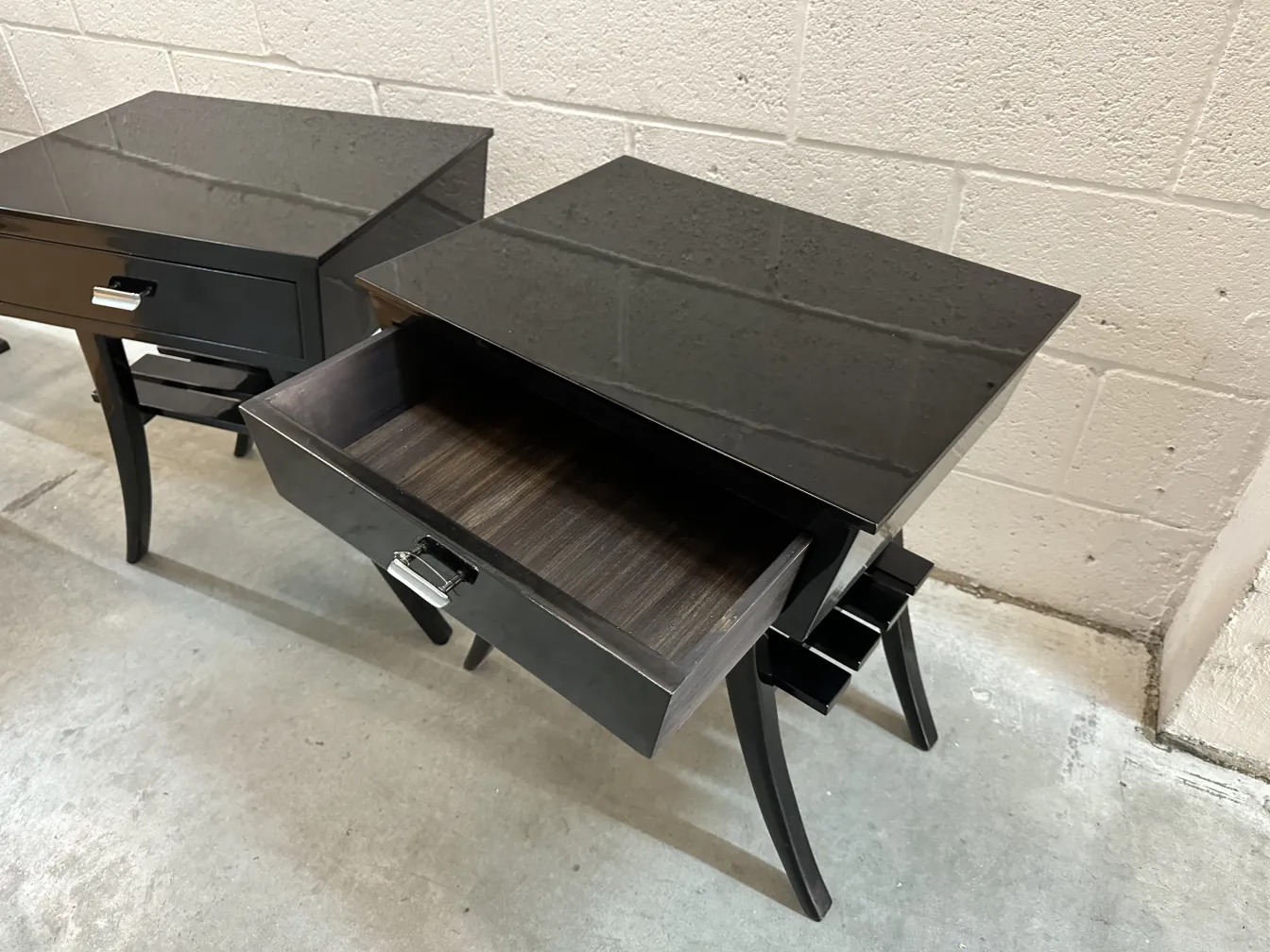 Tables de chevet anciennes avec finition brillante et design élégant dans un cadre moderne.