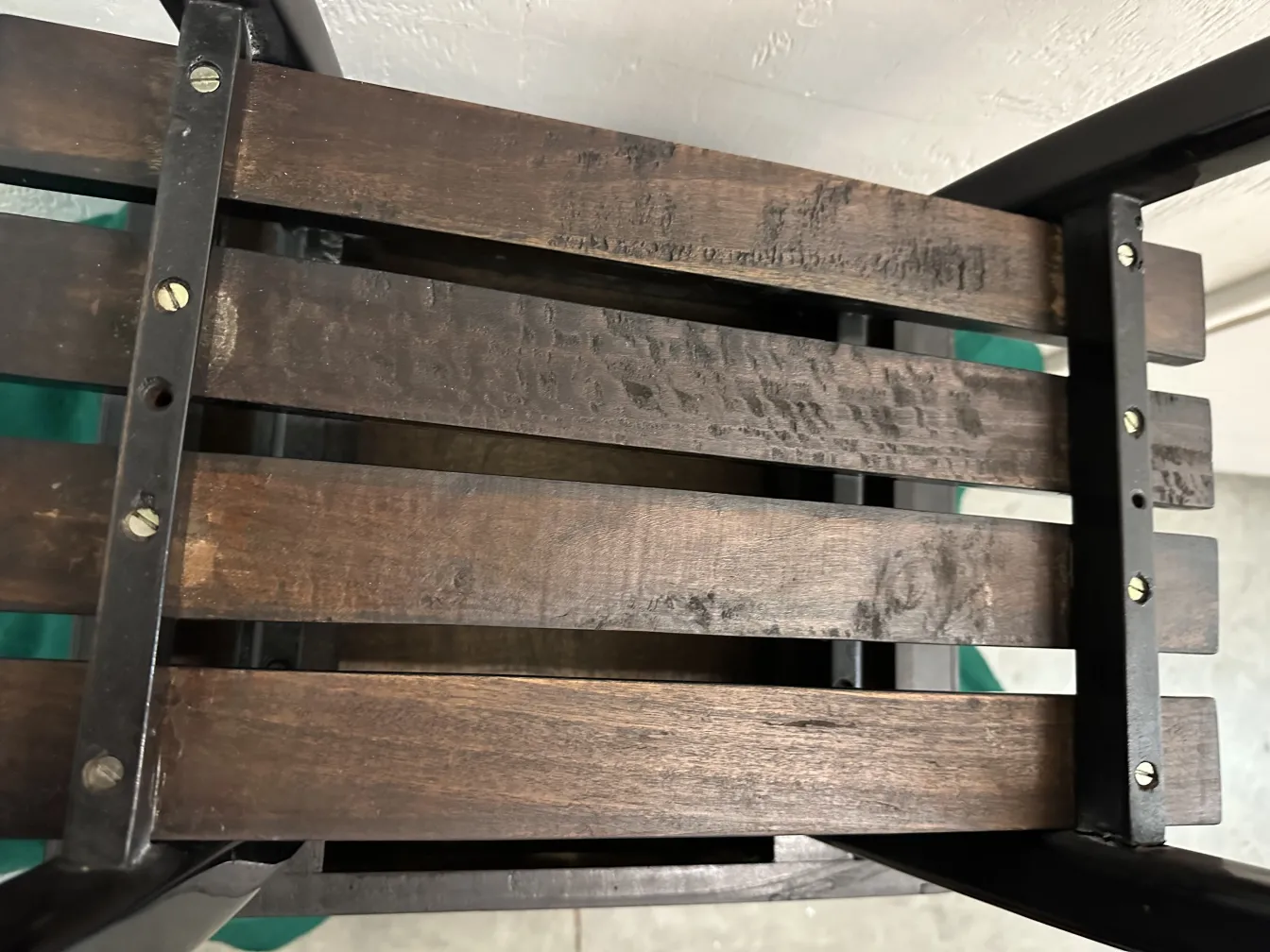 antiker Nachttisch mit praktischem Design, gemütliche Atmosphäre