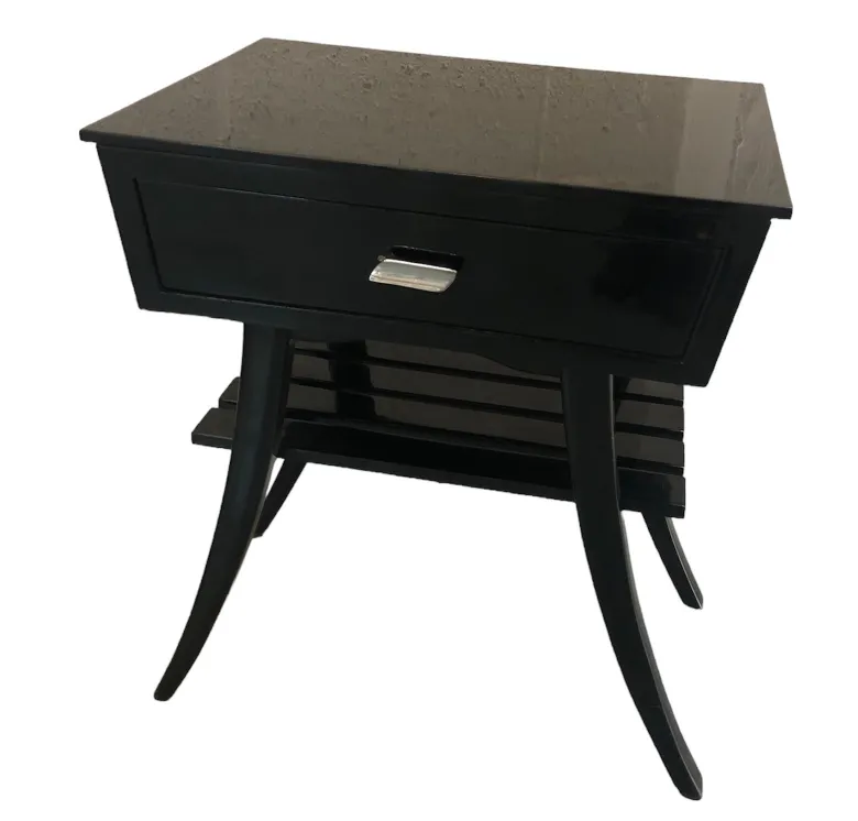 antiker Nachttisch mit schlichtem Design und Schublade