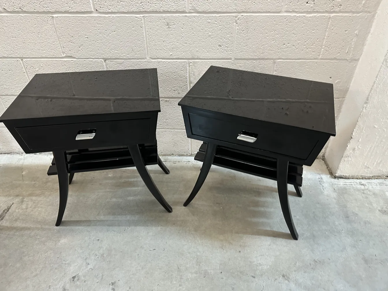 zwei antike schwarze nachttische mit einem schublade und kurvigen beinen