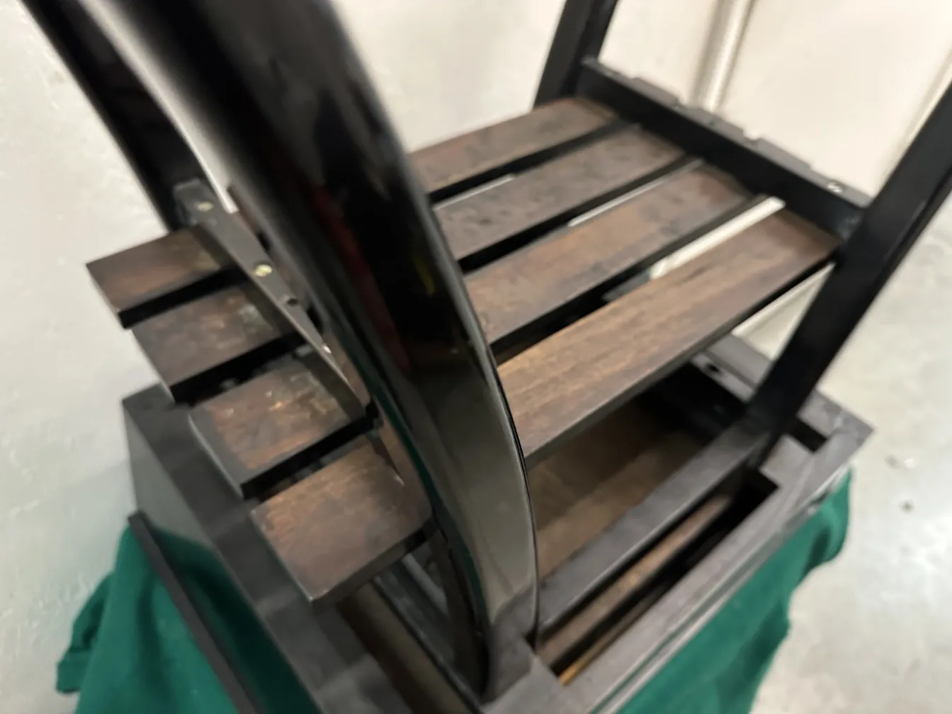 mesa de luz antiga com detalhes escuros e um ambiente acolhedor