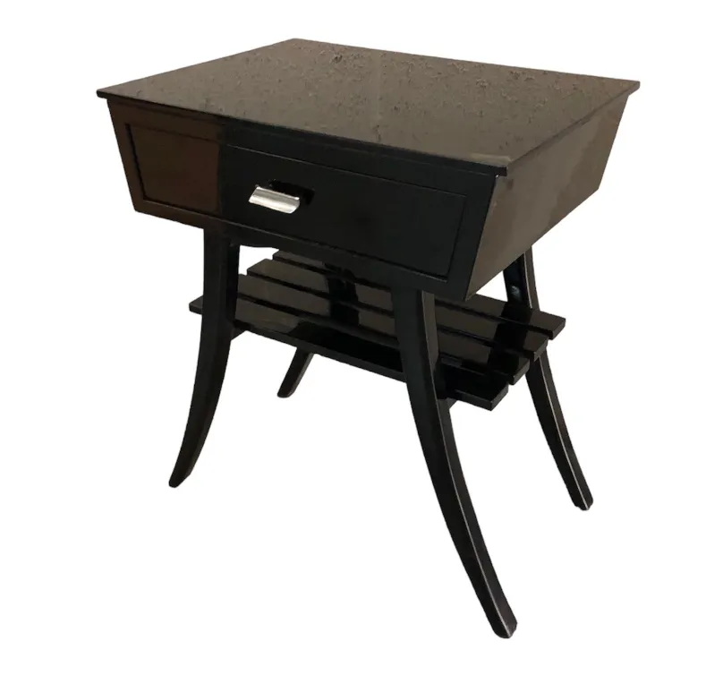 Table de chevet antique noire avec une poignée en argent et une étagère inférieure, décorative et fonctionnelle.