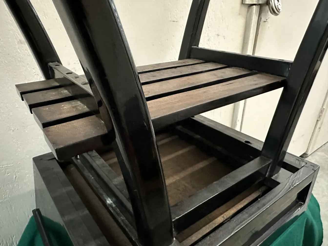 античная прикроватная тумба с простым и элегантным дизайном