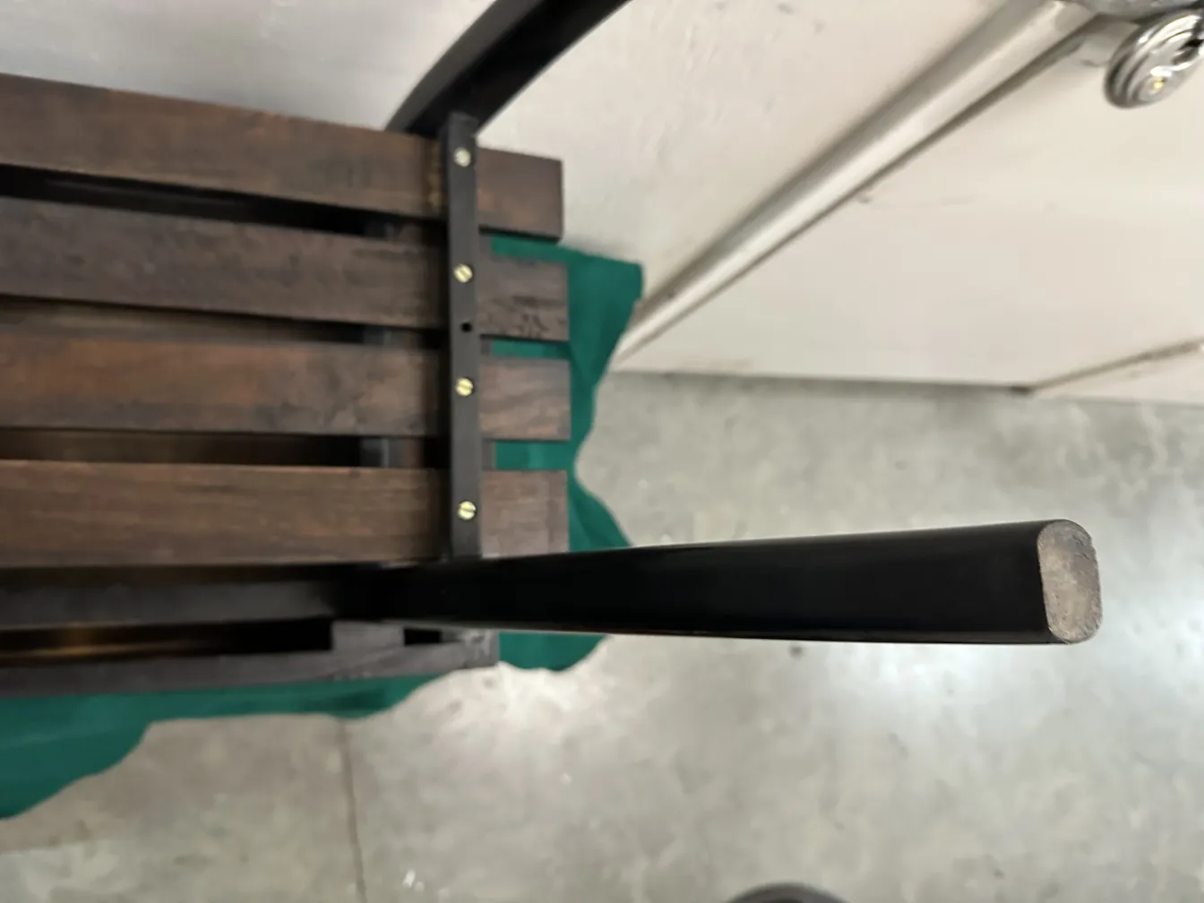 antiker nachttisch mit elegantem design und dünnen beinen, neutraler hintergrund