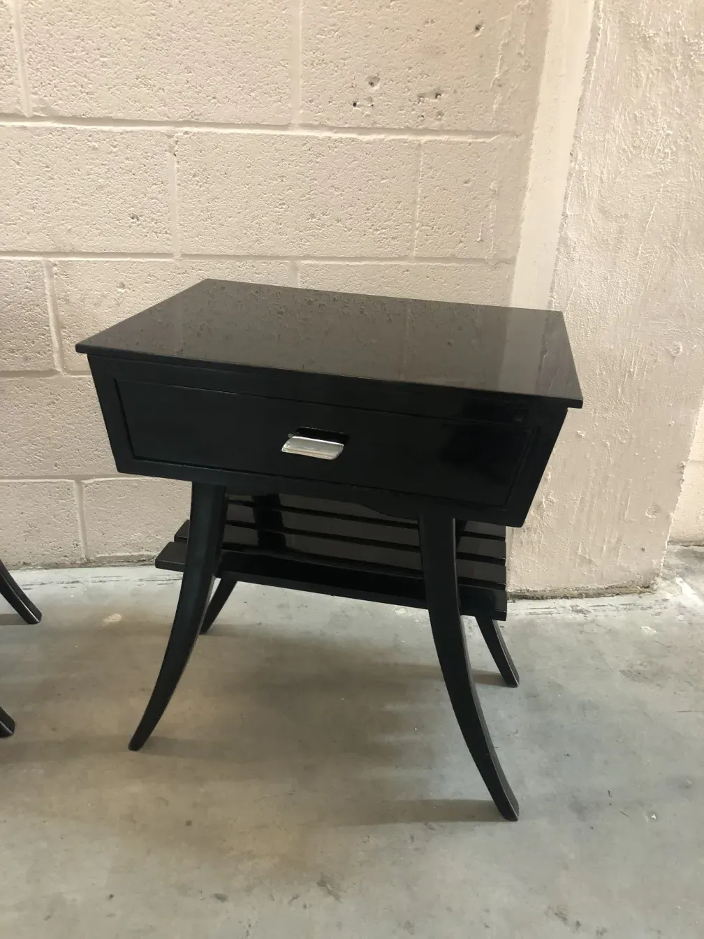 Mesas de luz antiguas con un atractivo diseño, dos patas y un cajón, perfecto para habitación.