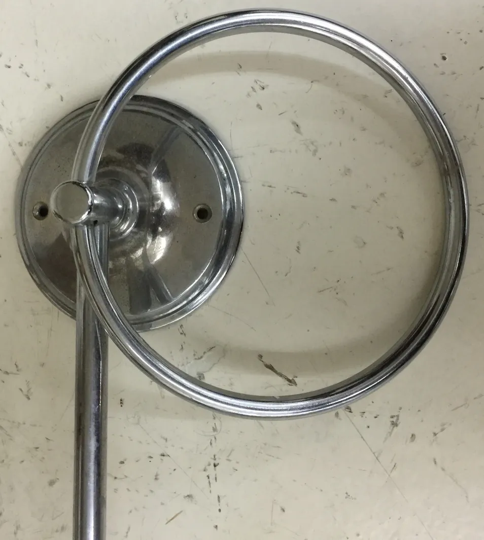 3 porte-serviettes anciens, forme circulaire, design classique dans la salle de bain