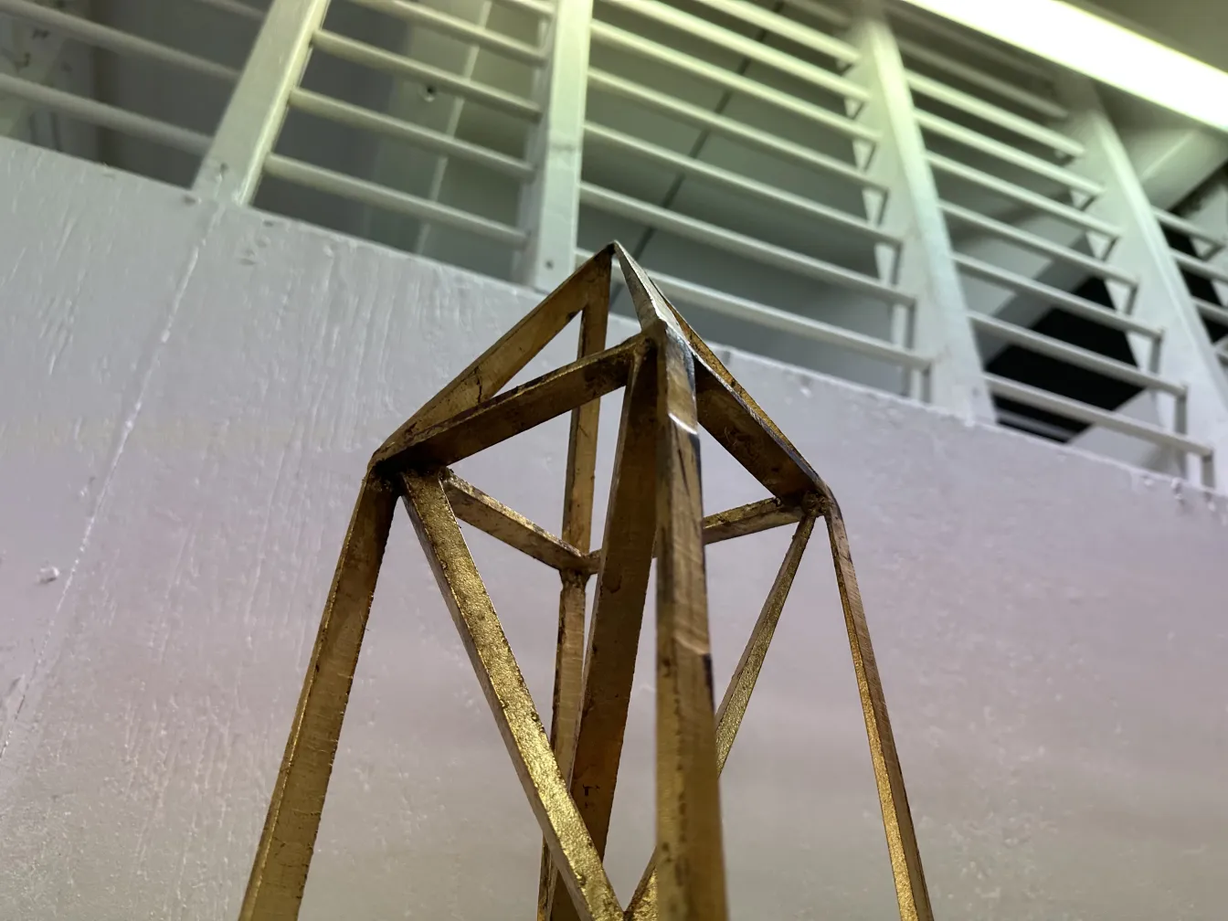 dos obeliscos decorativos en un entorno neutro