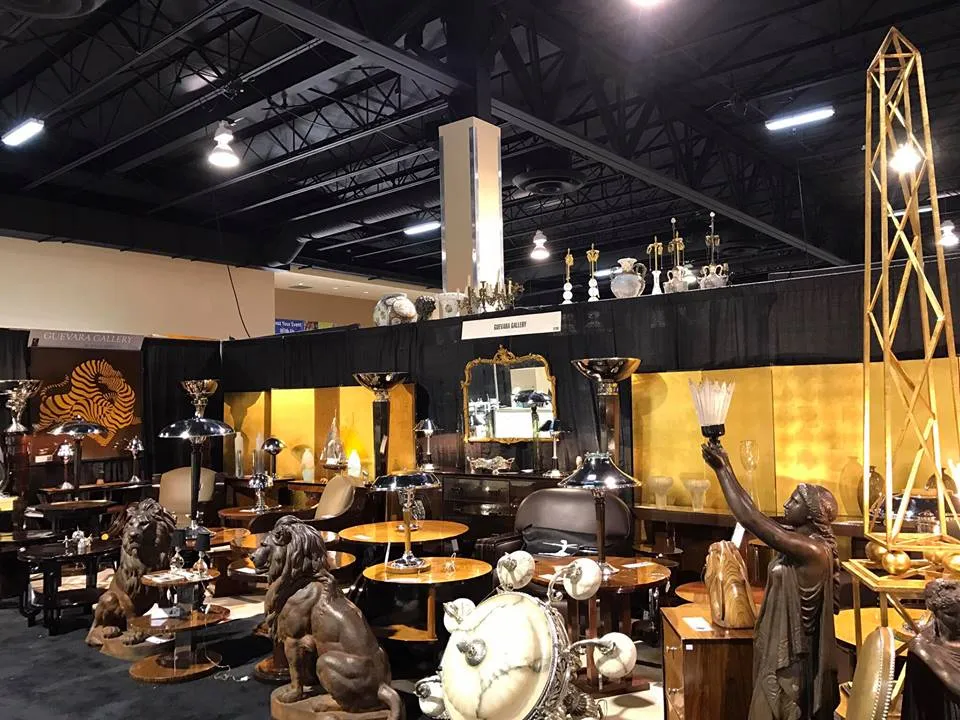 deux obélisques antiques décoratifs dans un cadre élégant