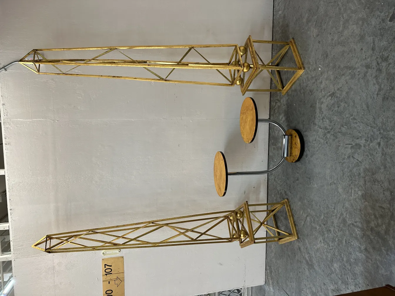 Due obelischi antichi decorativi in un ambiente neutro