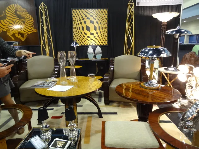 Conjunto de dos obeliscos antiguos en un entorno decorativo