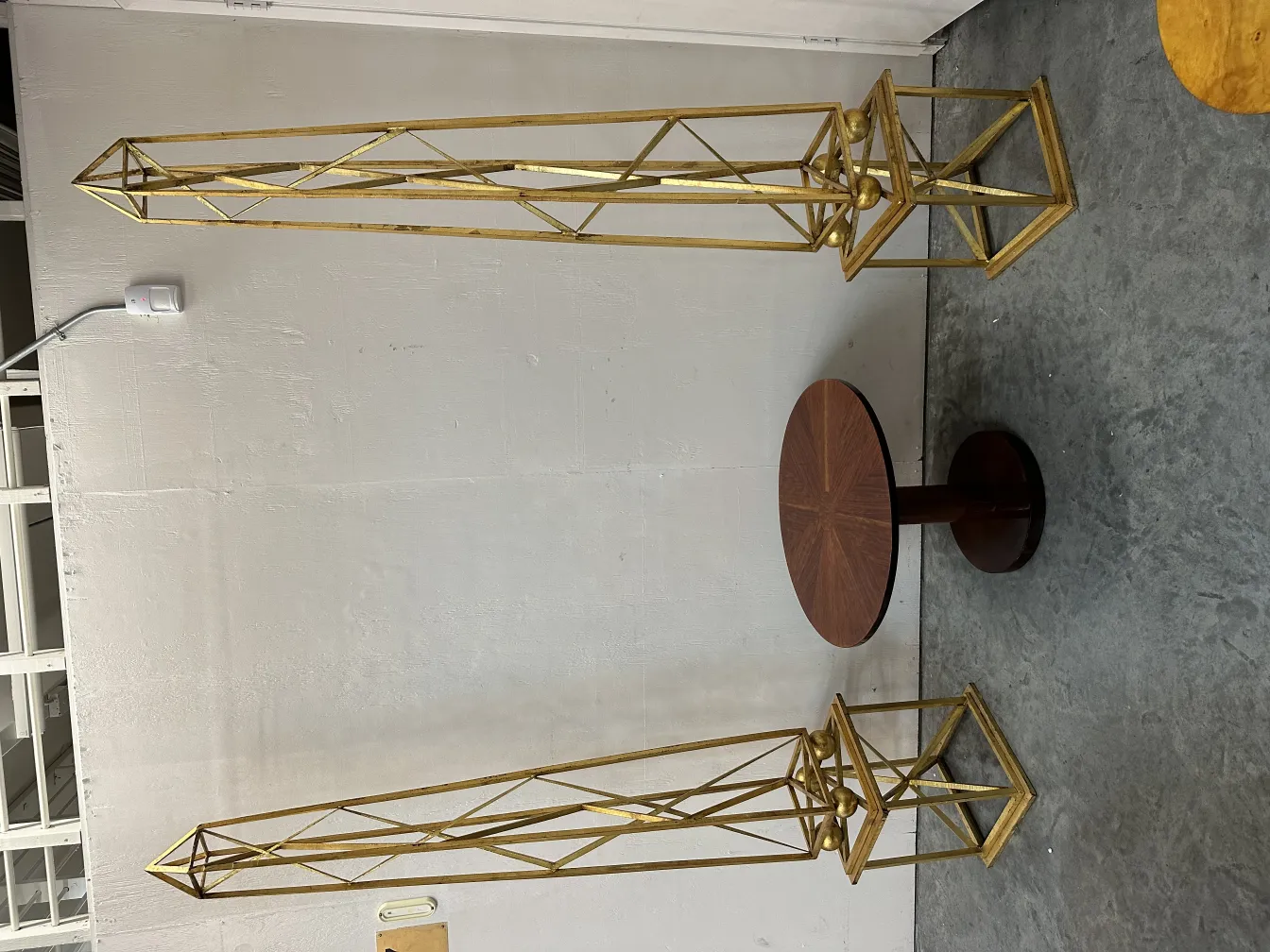 dos obeliscos de antigüedades decorativos en un ambiente neutro