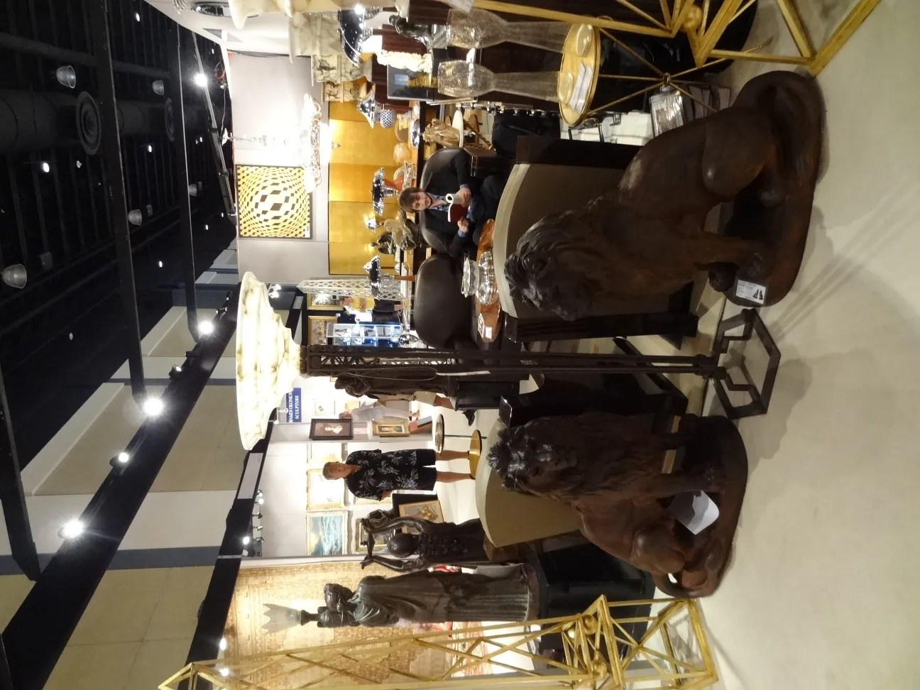 两个古董装饰性的方尖碑在展示室里