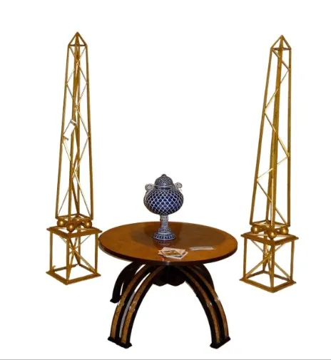 장식적인 환경에 있는 두 개의 금색 오벨리스크