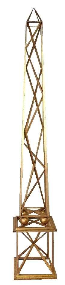 مسلتان قديمتان في بيئة زخرفية