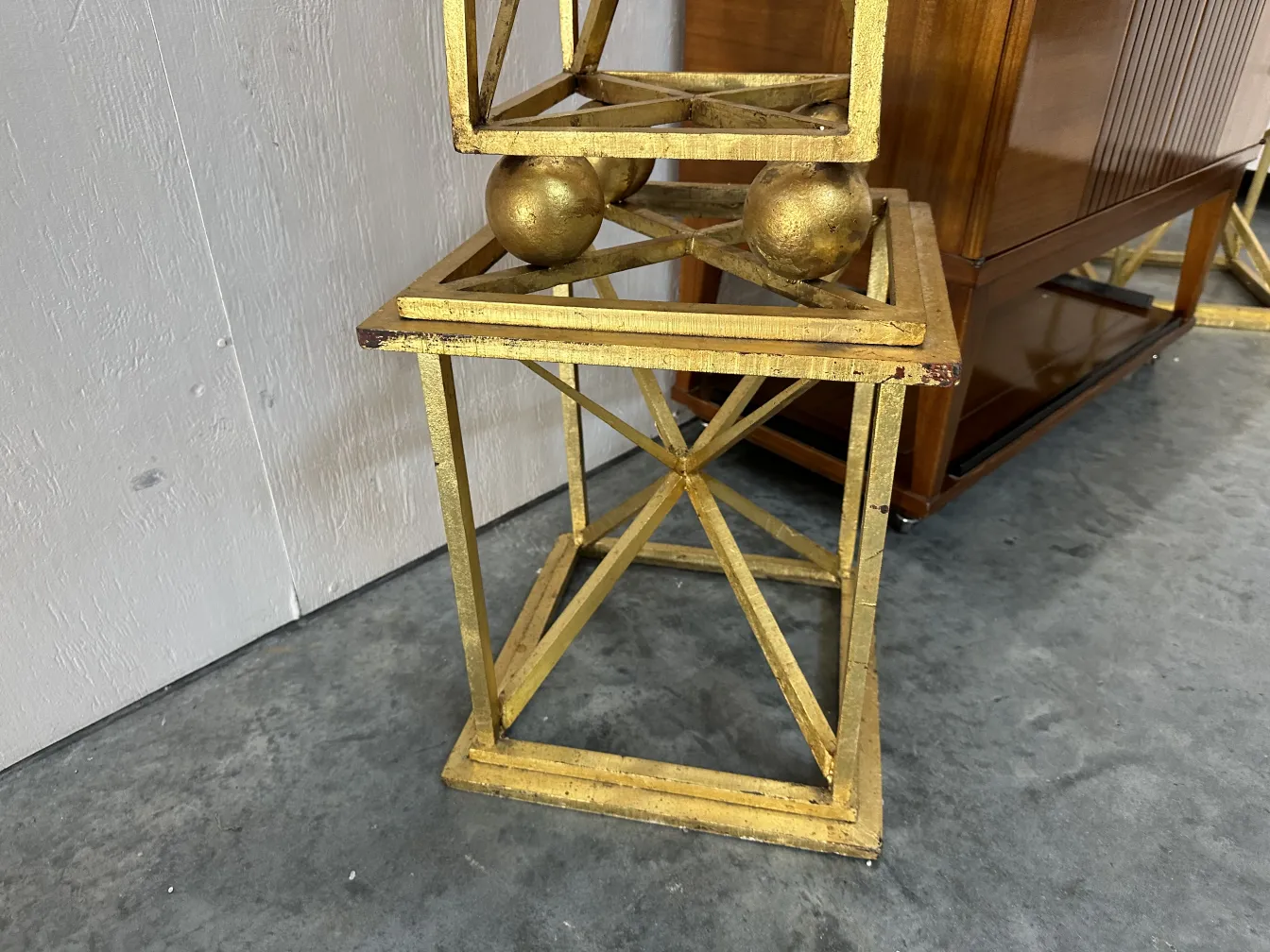 Deux obélisques anciens avec un design décoratif élégant