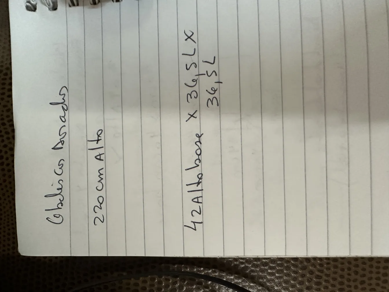 两个古代方尖碑，具有复杂的细节。