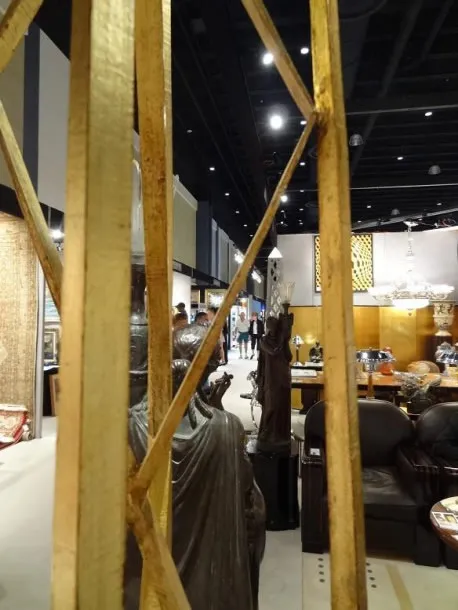 Due obelischi antichi in una sala espositiva