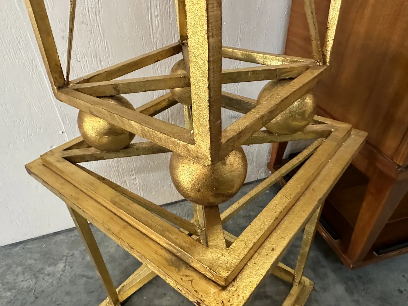 金色の装飾が施された2本の古代オベリスク