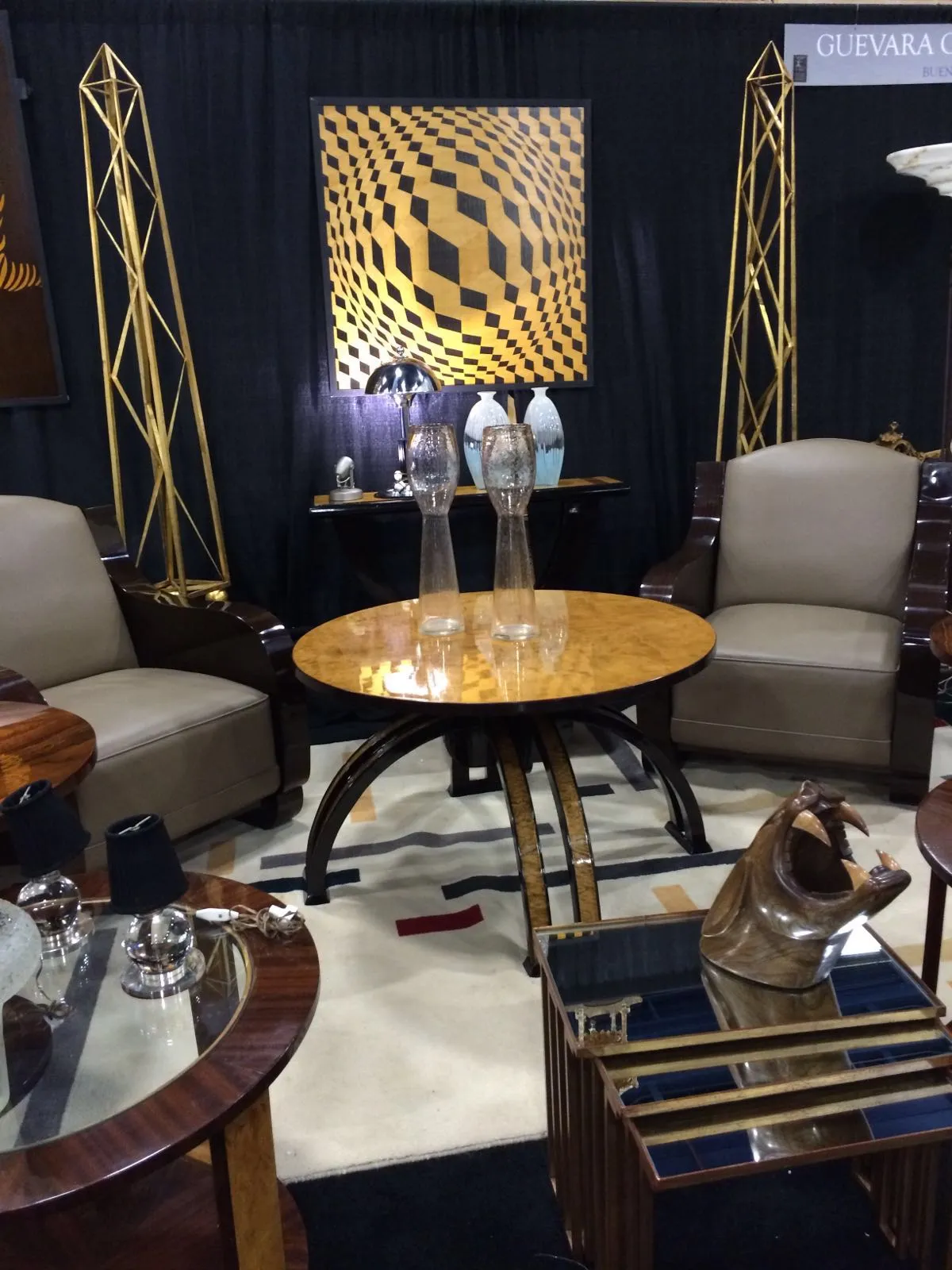 due obelischi antichi decorativi in un ambiente elegante