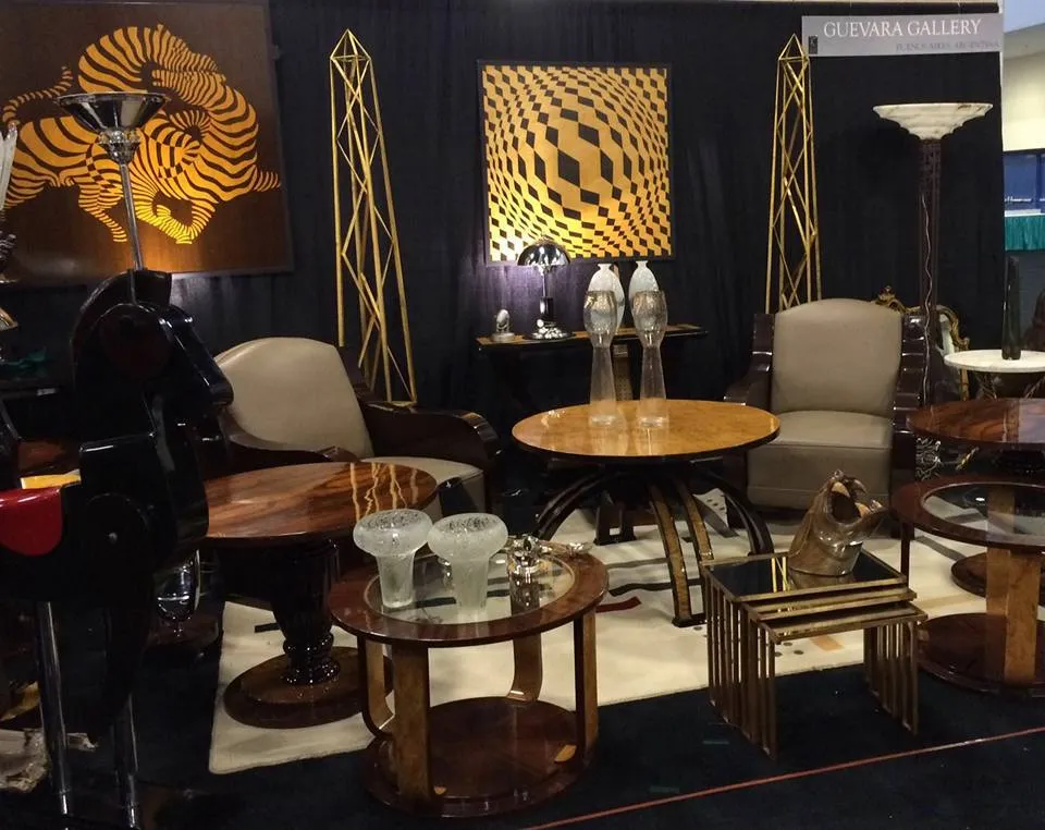 deux obélisques antiques décoratifs en exposition