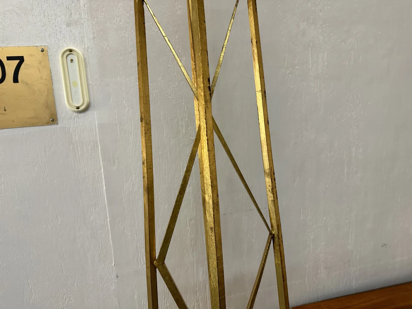 エレガントな設定にある2本の古代のオベリスク