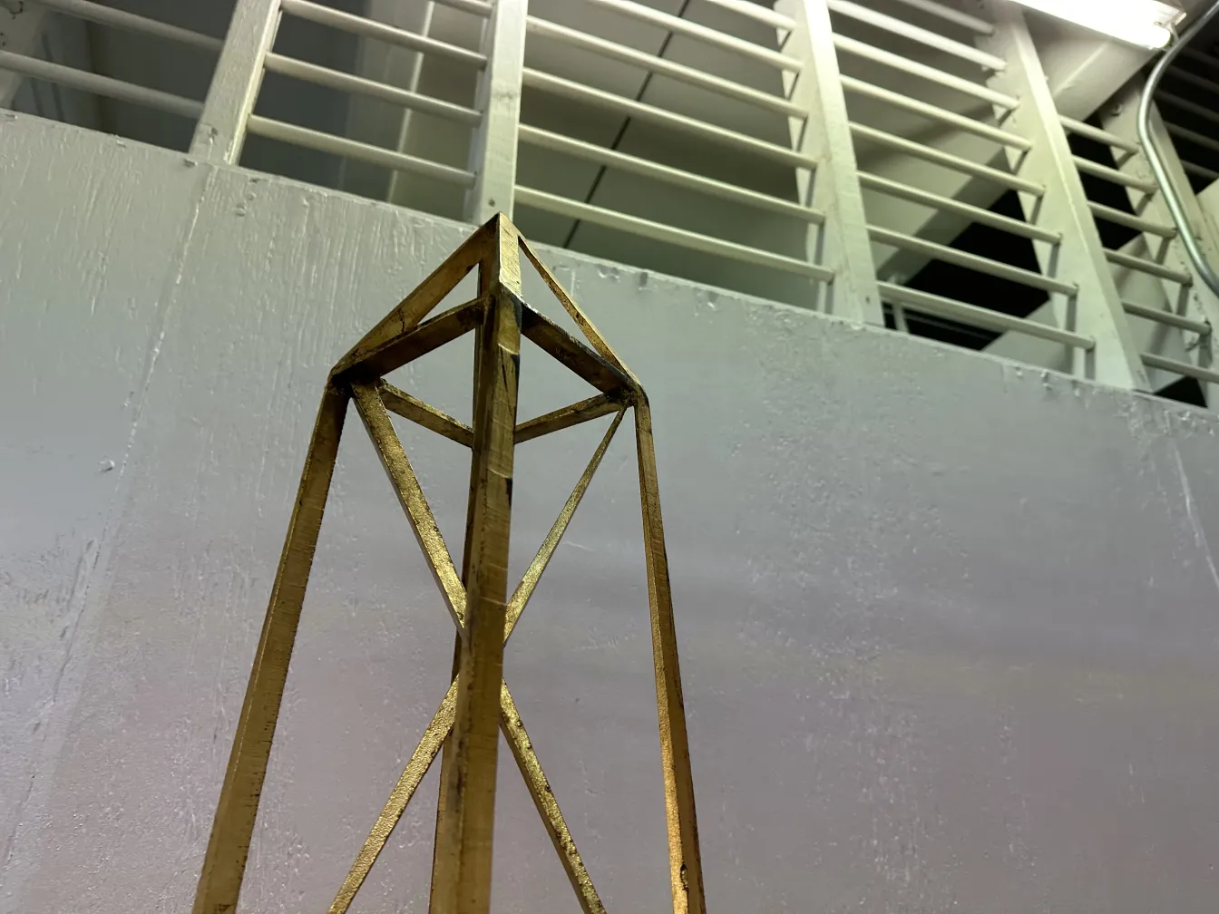 Visão de dois obeliscos antigos decorativos em um ambiente moderno