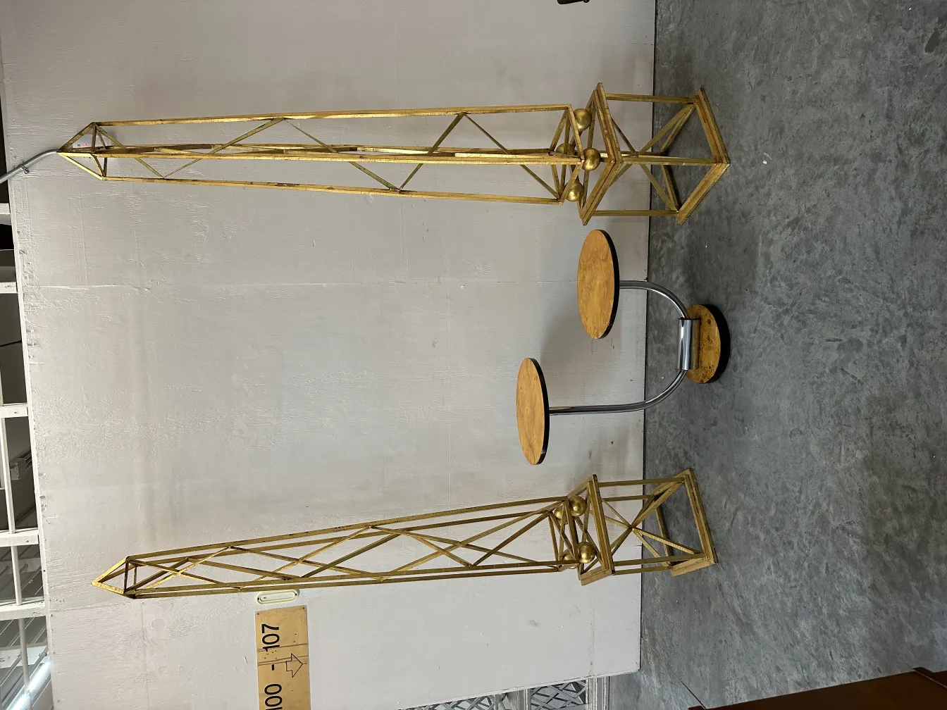 Dos obeliscos antiguos en un ambiente decorativo