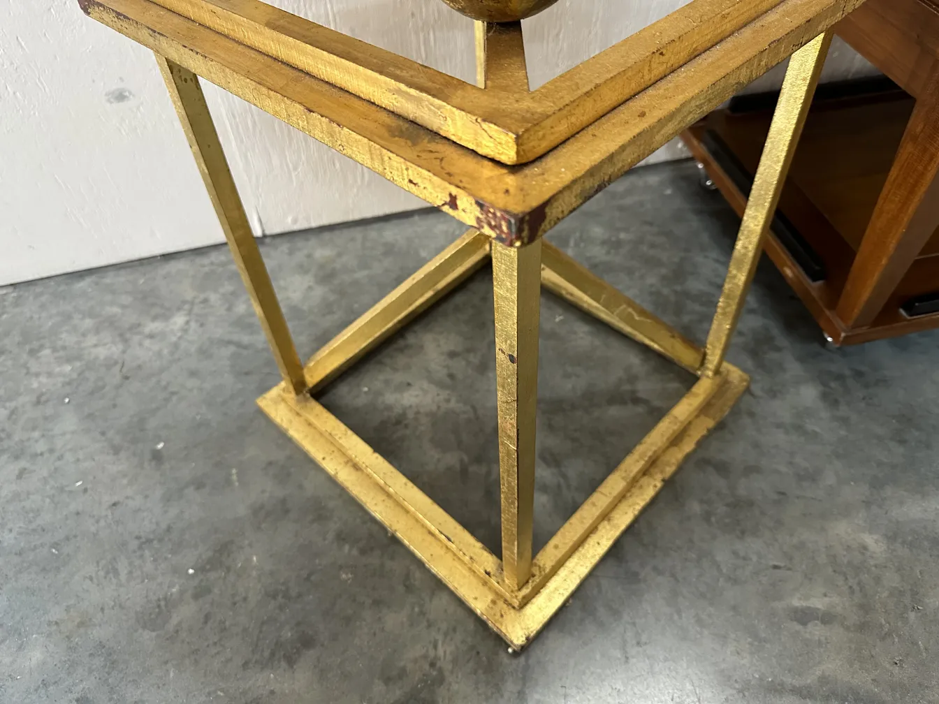 Dois obeliscos em um ambiente clássico e sofisticado.