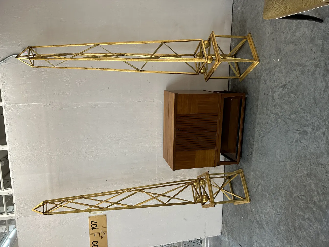 dos obeliscos antiguos decorativos en un ambiente