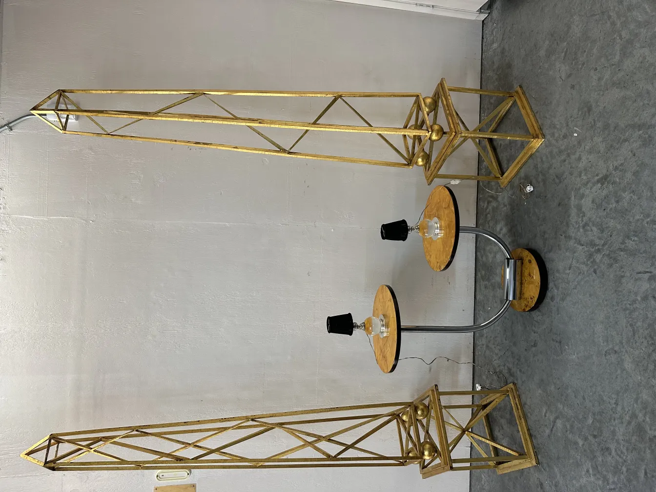 due obelischi antichi in un ambiente elegante, decorativi